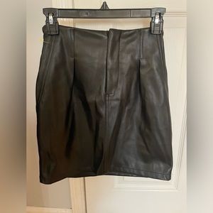 ⭐️3/$15⭐️Bar lll black fake leather skirt size 0